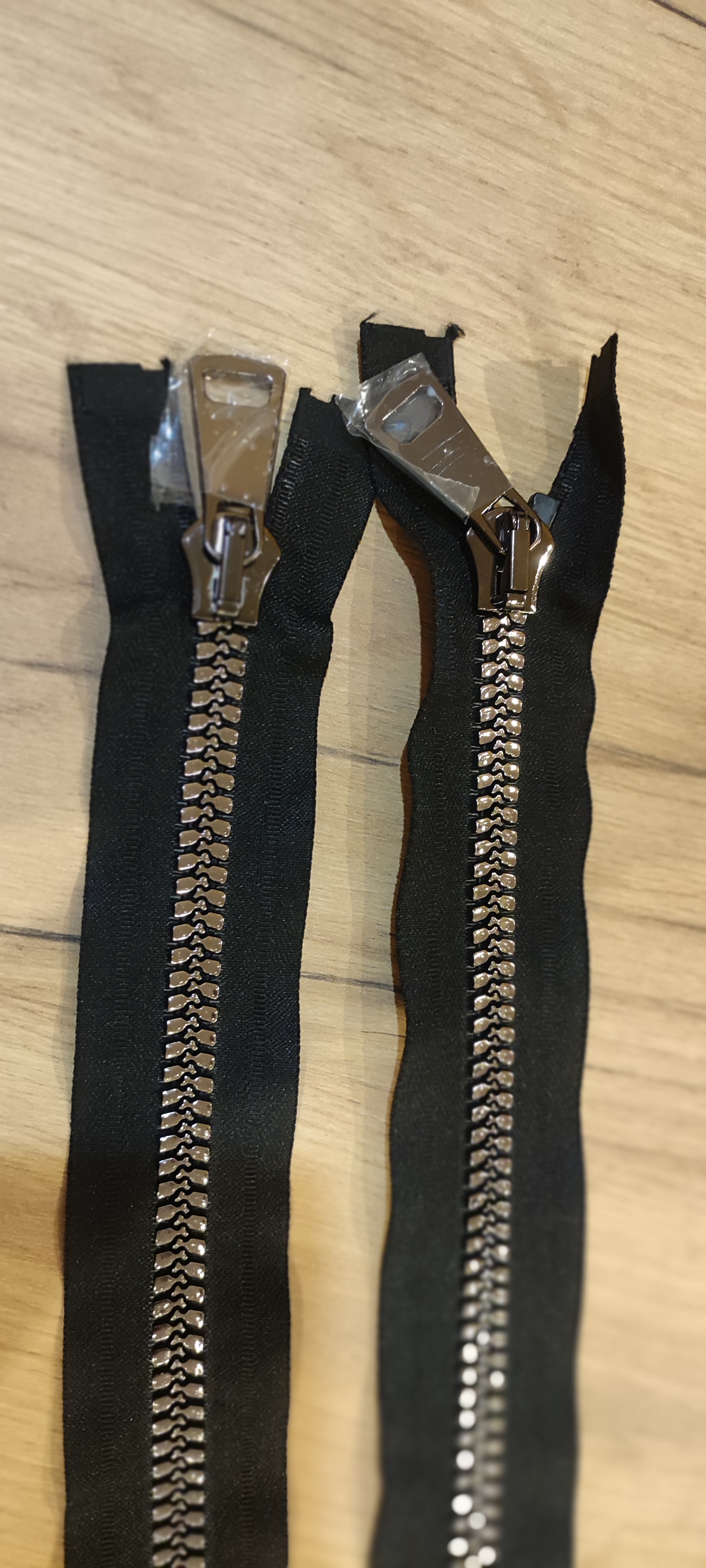 Zip 15mm kostěný nikl 85cm