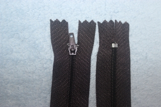 zip tm. hnědý 45 cm 3# N